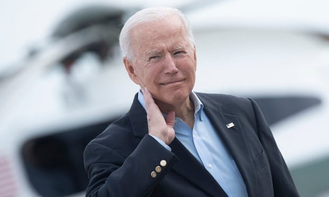 Video Tổng thống Biden vội gạt phăng ve sầu bám vào cổ - 1 Video Tổng thống Biden vội gạt phăng ve sầu bám vào cổ - 1
