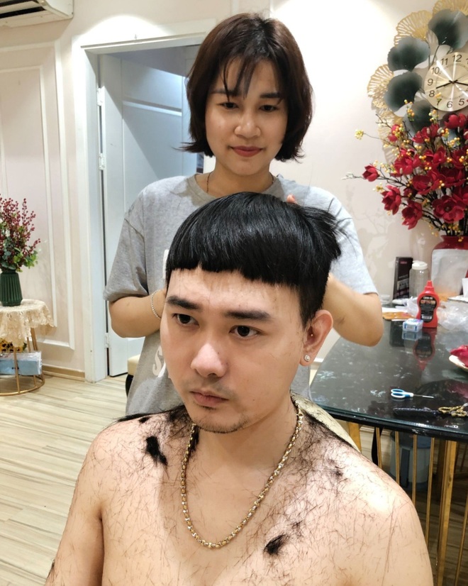 Chết cười khi vợ trẻ trở thành thợ cắt tóc bất đắc dĩ cho chồng - 1 Chết cười khi vợ trẻ trở thành thợ cắt tóc bất đắc dĩ cho chồng - 1