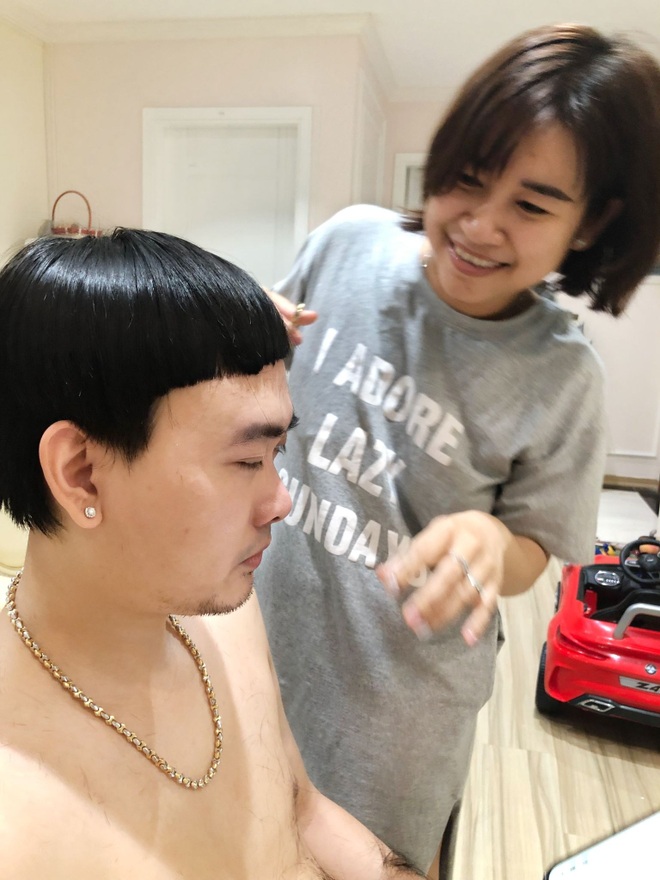 Chết cười khi vợ trẻ trở thành thợ cắt tóc bất đắc dĩ cho chồng - 2 Chết cười khi vợ trẻ trở thành thợ cắt tóc bất đắc dĩ cho chồng - 2