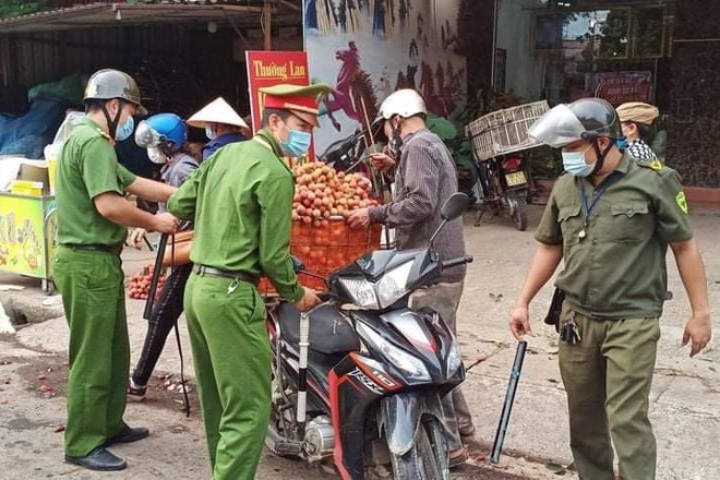 Những khoảnh khắc vượt nắng, thắng mưa của Công an Bắc Giang thời dịch - 3 Những khoảnh khắc vượt nắng, thắng mưa của Công an Bắc Giang thời dịch - 3