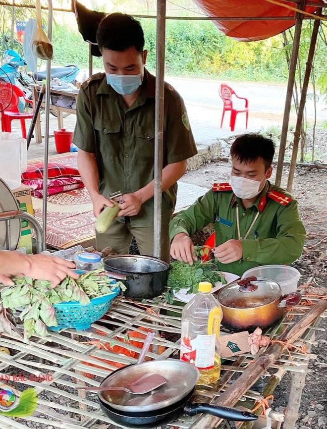 Những khoảnh khắc vượt nắng, thắng mưa của Công an Bắc Giang thời dịch - 8 Những khoảnh khắc vượt nắng, thắng mưa của Công an Bắc Giang thời dịch - 8