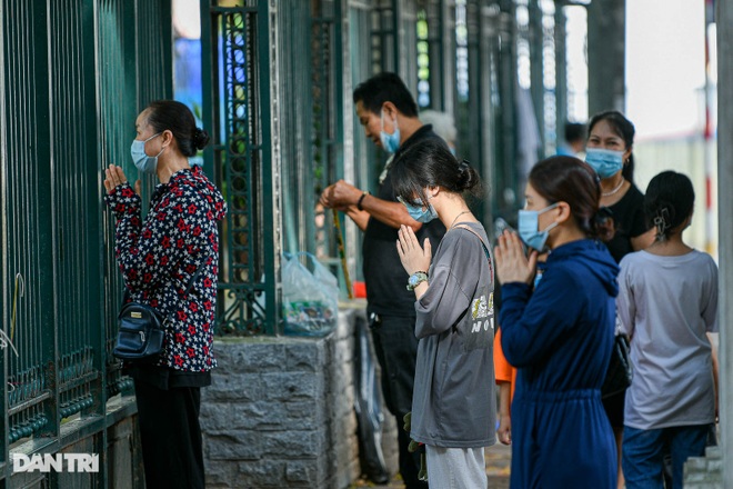 Sĩ tử, phụ huynh xếp hàng vái vọng, đốt vàng mã cầu may ngoài cổng Văn Miếu - 4 Sĩ tử, phụ huynh xếp hàng vái vọng, đốt vàng mã cầu may ngoài cổng Văn Miếu - 4