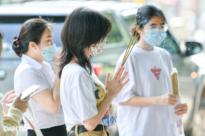 Sĩ tử, phụ huynh xếp hàng vái vọng, đốt vàng mã cầu may ngoài cổng Văn Miếu - 1 Sĩ tử, phụ huynh xếp hàng vái vọng, đốt vàng mã cầu may ngoài cổng Văn Miếu - 1