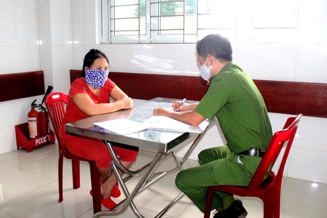 Công an xác minh clip mẹ đánh đập con nhỏ trong bệnh viện - 2 Công an xác minh clip mẹ đánh đập con nhỏ trong bệnh viện - 2
