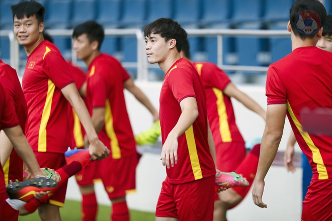 Thắng nghẹt thở Malaysia, đội tuyển Việt Nam giữ vững ngôi đầu bảng - 4