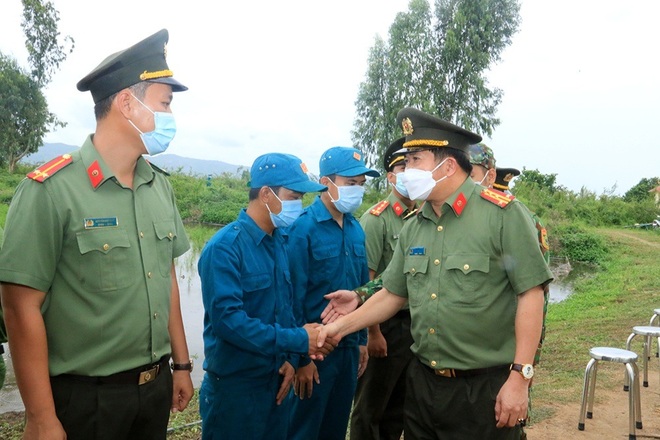 Lễ phong hàm, kết nạp Đảng tại chốt chống dịch - 1 Lễ phong hàm, kết nạp Đảng tại chốt chống dịch - 1