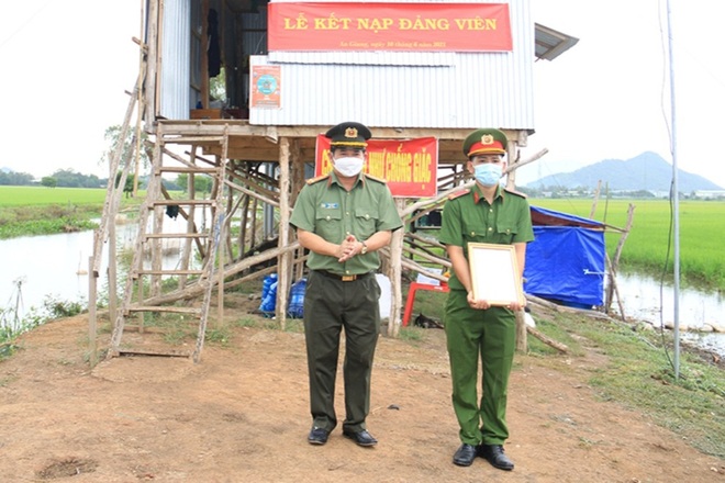 Lễ phong hàm, kết nạp Đảng tại chốt chống dịch - 2 Lễ phong hàm, kết nạp Đảng tại chốt chống dịch - 2