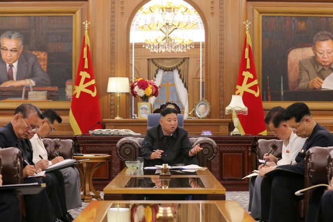 Ông Kim Jong-un tuyên chiến với bệnh ung thư từ làn sóng văn hóa Hàn Quốc - 2