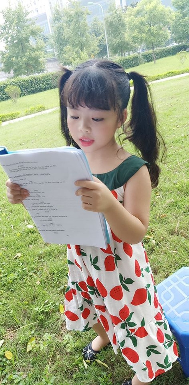 Mẹ của diễn viên nhí Phụng Nghi tiết lộ tính cách ngoài đời của bé - 5 Mẹ của diễn viên nhí Phụng Nghi tiết lộ tính cách ngoài đời của bé - 5