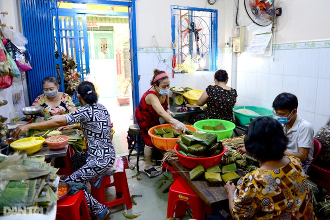 Gia đình người Hoa ở Sài Gòn gói 10.000 bánh bá trạng bán dịp Tết Đoan Ngọ - 2