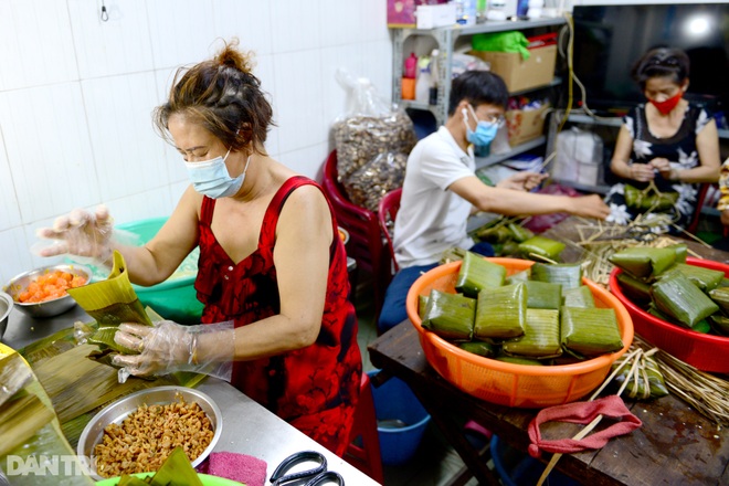 Gia đình người Hoa ở Sài Gòn gói 10.000 bánh bá trạng bán dịp Tết Đoan Ngọ - 3 Gia đình người Hoa ở Sài Gòn gói 10.000 bánh bá trạng bán dịp Tết Đoan Ngọ - 3