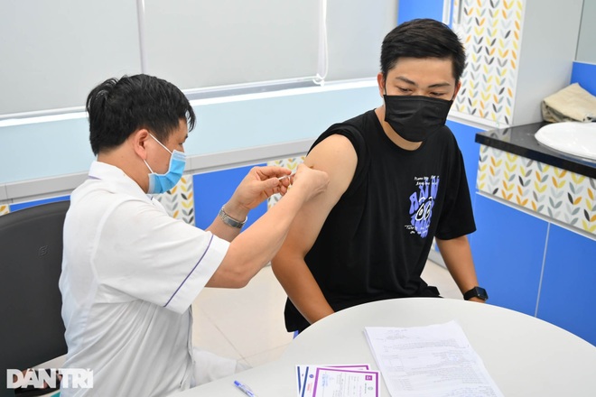 Chủ tịch Hà Nội: Mọi người dân đều bình đẳng về quyền lợi tiêm vắc xin - 1