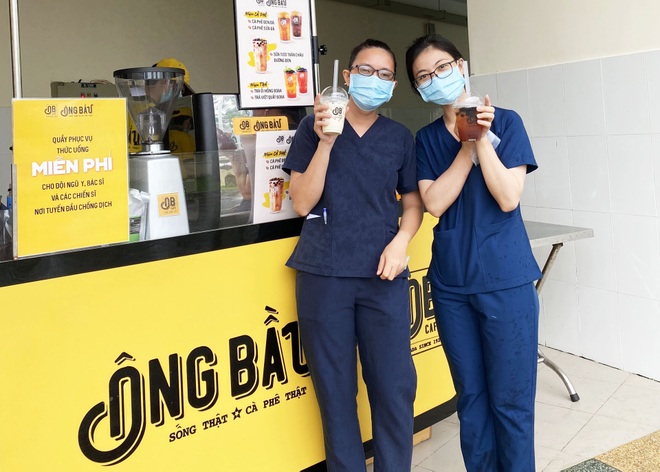Cà phê Ông Bầu tiếp thêm năng lượng cho y bác sĩ bệnh viện tuyến đầu - 1 Cà phê Ông Bầu tiếp thêm năng lượng cho y bác sĩ bệnh viện tuyến đầu - 1