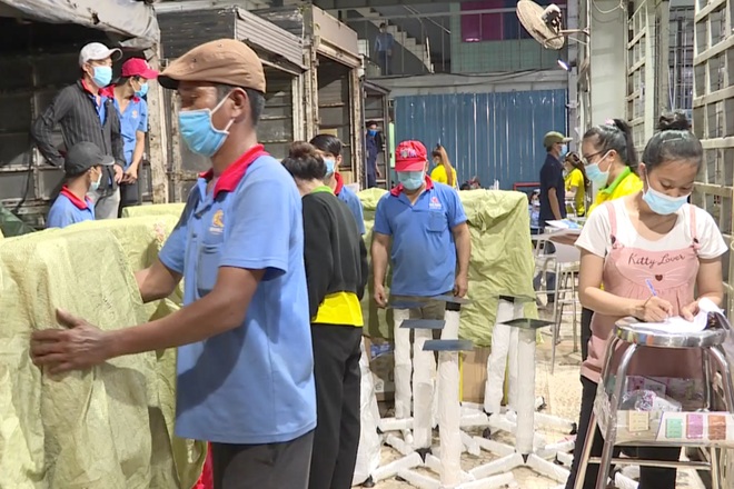 Doanh nghiệp gắng hỗ trợ 50-70% lương cho công nhân ngưng việc vì Covid-19 - 1 Doanh nghiệp gắng hỗ trợ 50-70% lương cho công nhân ngưng việc vì Covid-19 - 1