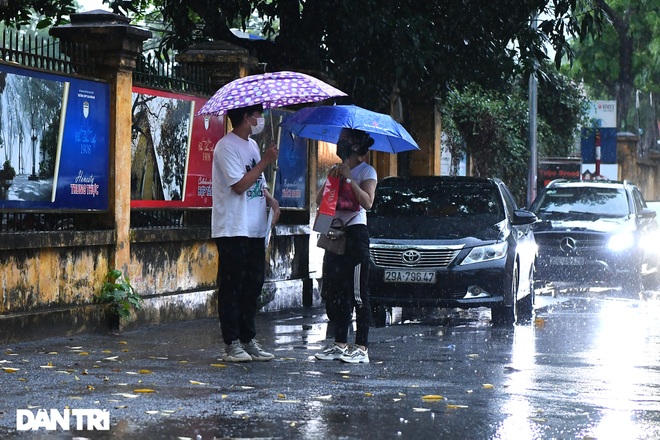 Sáng nay hơn 93.000 thí sinh Hà Nội đội mưa đi dự thi vào lớp 10 - 3