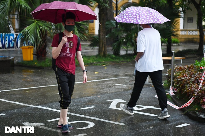 Sáng nay hơn 93.000 thí sinh Hà Nội đội mưa đi dự thi vào lớp 10 - 6