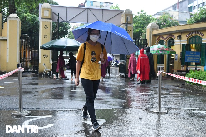 Hà Nội: Con vào thi, cha mẹ như ngồi trên đống lửa - 1 Hà Nội: Con vào thi, cha mẹ như ngồi trên đống lửa - 1