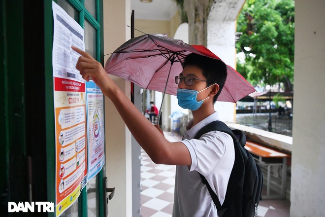 Thí sinh Hà Nội làm bài thi ngữ văn, ngoại ngữ trong thời tiết mát mẻ - 8 Thí sinh Hà Nội làm bài thi ngữ văn, ngoại ngữ trong thời tiết mát mẻ - 8