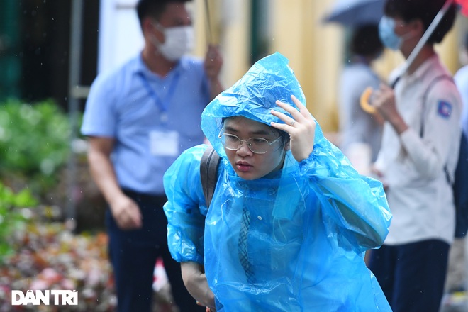 Thí sinh Hà Nội làm bài thi ngữ văn, ngoại ngữ trong thời tiết mát mẻ - 2 Thí sinh Hà Nội làm bài thi ngữ văn, ngoại ngữ trong thời tiết mát mẻ - 2