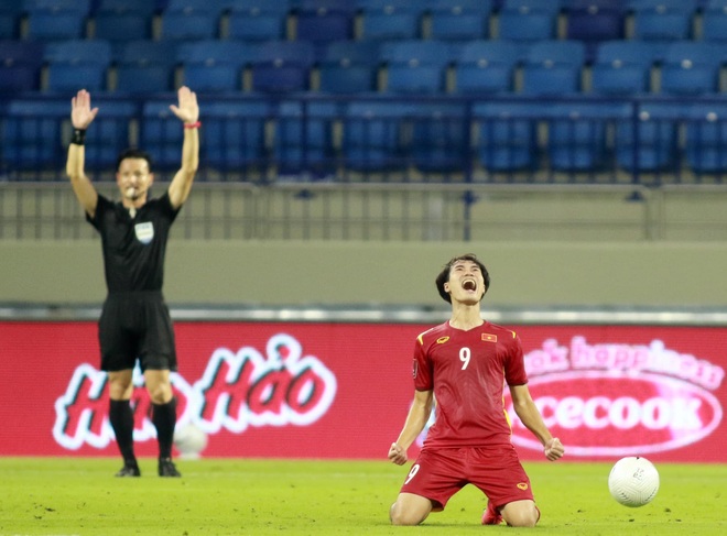 Tuyển thủ Việt Nam ăn mừng đầy cảm xúc sau trận thắng Malaysia - 1