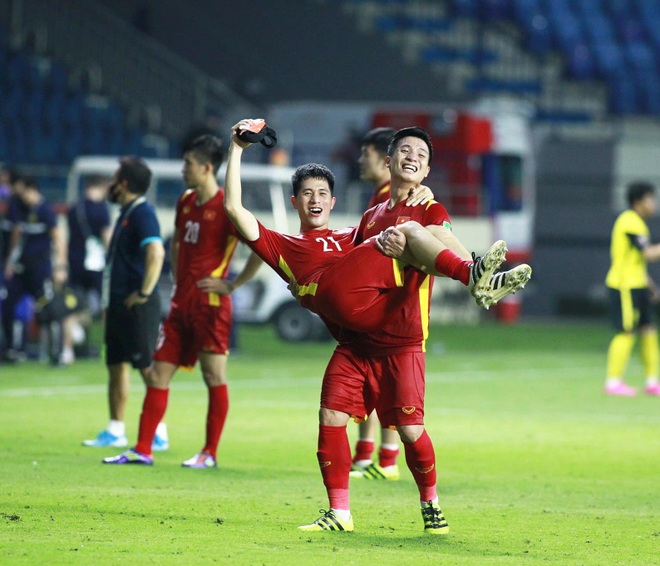 Tuyển thủ Việt Nam ăn mừng đầy cảm xúc sau trận thắng Malaysia - 3