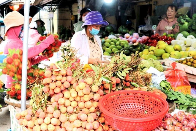 Chợ tết Đoan Ngọ hàng hóa phong phú, người dân thắt chặt chi tiêu - 1 Chợ tết Đoan Ngọ hàng hóa phong phú, người dân thắt chặt chi tiêu - 1