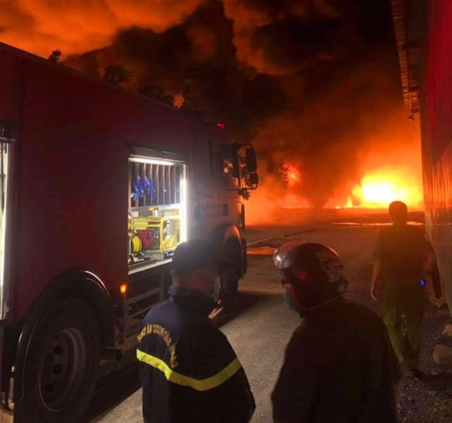 Hàng chục chiến sĩ PCCC xuyên đêm dập đám cháy lớn ở xưởng nhựa Đồng Nai - 2