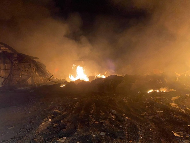 Hàng chục chiến sĩ PCCC xuyên đêm dập đám cháy lớn ở xưởng nhựa Đồng Nai - 5