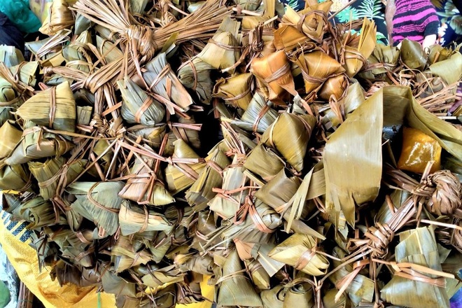 Chợ tết Đoan Ngọ hàng hóa phong phú, người dân thắt chặt chi tiêu - 3 Chợ tết Đoan Ngọ hàng hóa phong phú, người dân thắt chặt chi tiêu - 3