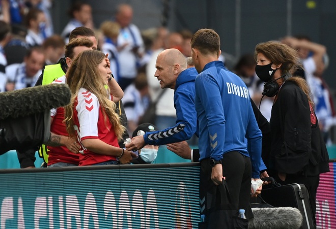 Vợ Eriksen trải qua những khoảnh khắc kinh hoàng trên sân Parken - 1 Vợ Eriksen trải qua những khoảnh khắc kinh hoàng trên sân Parken - 1