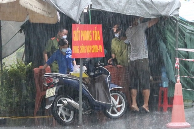 Hà Tĩnh: Hàng trăm chiến sĩ dầm mình trong mưa bão để canh dịch - 1 Hà Tĩnh: Hàng trăm chiến sĩ dầm mình trong mưa bão để canh dịch - 1