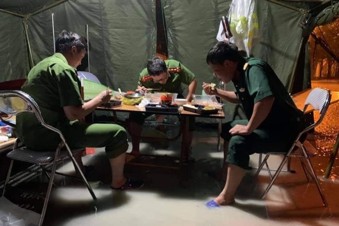 Hà Tĩnh: Hàng trăm chiến sĩ dầm mình trong mưa bão để canh dịch - 10 Hà Tĩnh: Hàng trăm chiến sĩ dầm mình trong mưa bão để canh dịch - 10