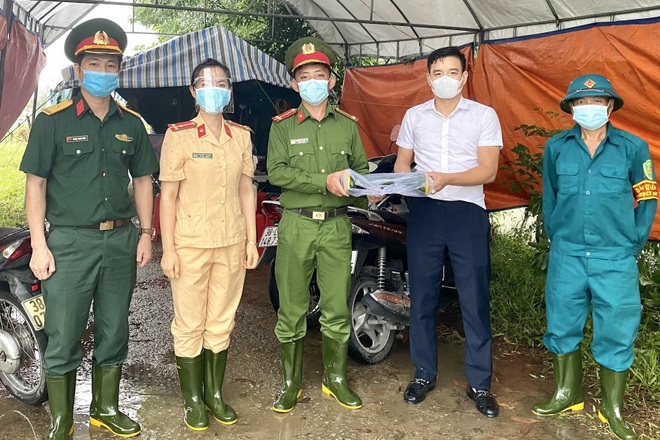 Hà Tĩnh: Hàng trăm chiến sĩ dầm mình trong mưa bão để canh dịch - 12