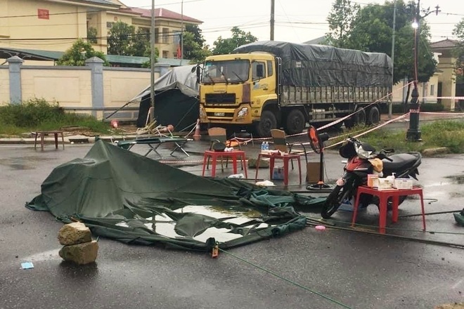 Hà Tĩnh: Hàng trăm chiến sĩ dầm mình trong mưa bão để canh dịch - 2 Hà Tĩnh: Hàng trăm chiến sĩ dầm mình trong mưa bão để canh dịch - 2