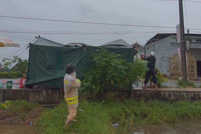 Hà Tĩnh: Hàng trăm chiến sĩ dầm mình trong mưa bão để canh dịch - 7