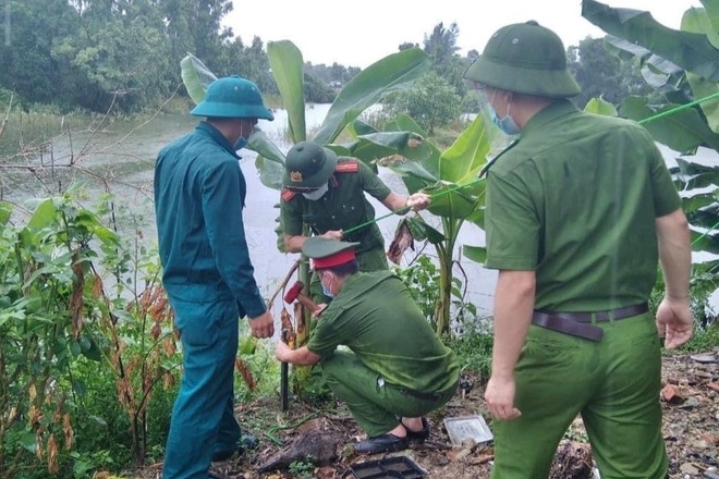 Hà Tĩnh: Hàng trăm chiến sĩ dầm mình trong mưa bão để canh dịch - 8