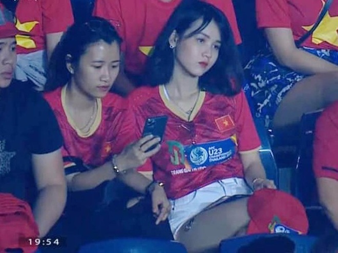 Hot girl nổi như cồn trên khán đài dự đoán Việt Nam thắng UAE 2-1 - 1