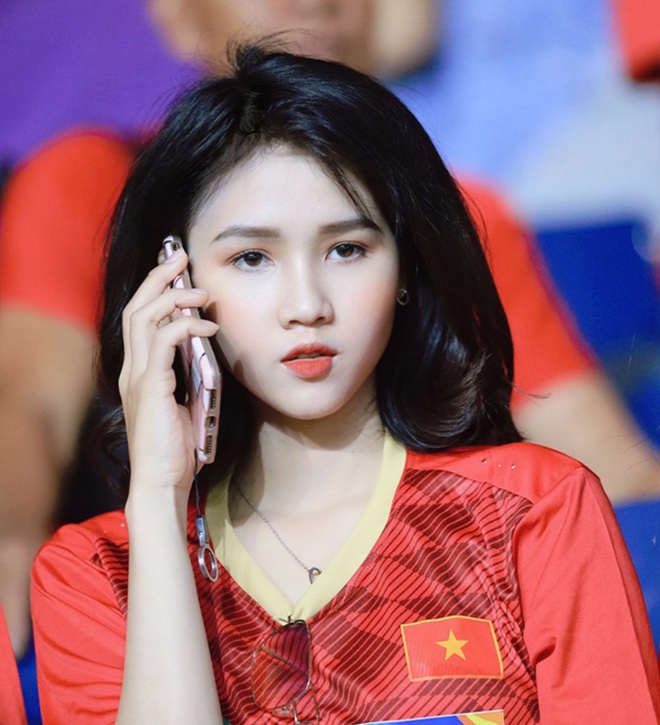 Hot girl nổi như cồn trên khán đài dự đoán Việt Nam thắng UAE 2-1 - 2 Hot girl nổi như cồn trên khán đài dự đoán Việt Nam thắng UAE 2-1 - 2