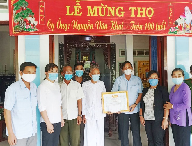 Cụ già 100 tuổi dùng tiền mừng thọ ủng hộ Quỹ vắc xin phòng Covid-19 - 1 Cụ già 100 tuổi dùng tiền mừng thọ ủng hộ Quỹ vắc xin phòng Covid-19 - 1