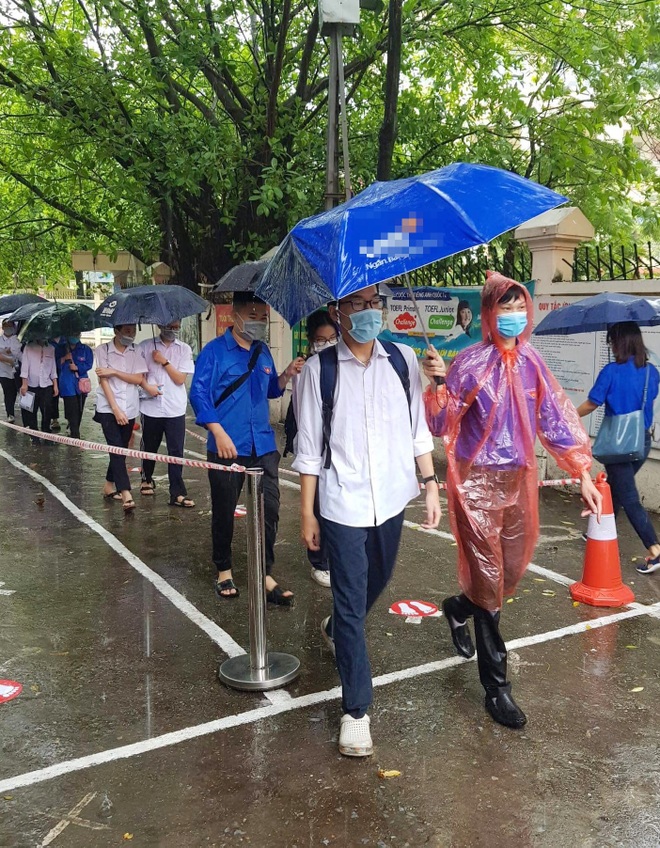 Tình nguyện viên nhiệt tình cõng thí sinh bị thương, che mưa cho thí sinh - 11