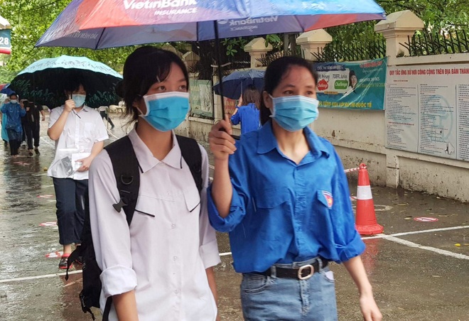 Tình nguyện viên nhiệt tình cõng thí sinh bị thương, che mưa cho thí sinh - 12
