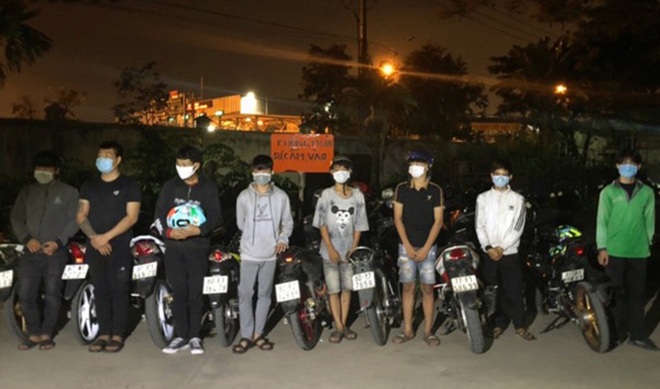 CSGT tóm gọn 8 thanh niên tụ tập đua xe trái phép trong đêm - 1