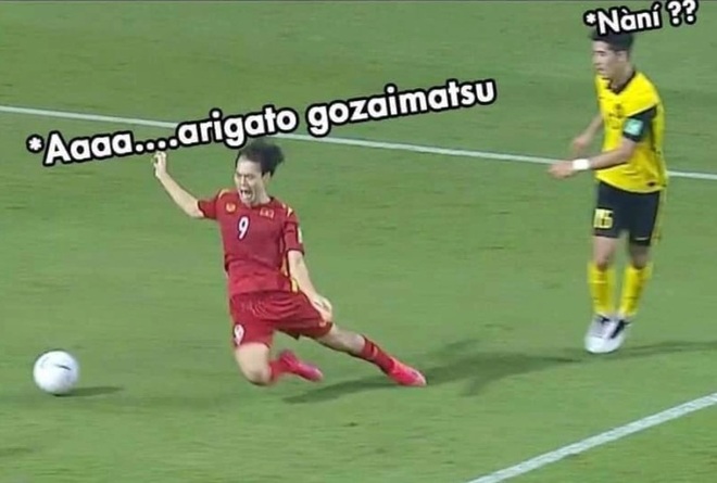 Tranh thủ tương tác fan Malaysia, Văn Toàn ra mắt mẫu áo in cú ngã penalty - 2 Tranh thủ tương tác fan Malaysia, Văn Toàn ra mắt mẫu áo in cú ngã penalty - 2