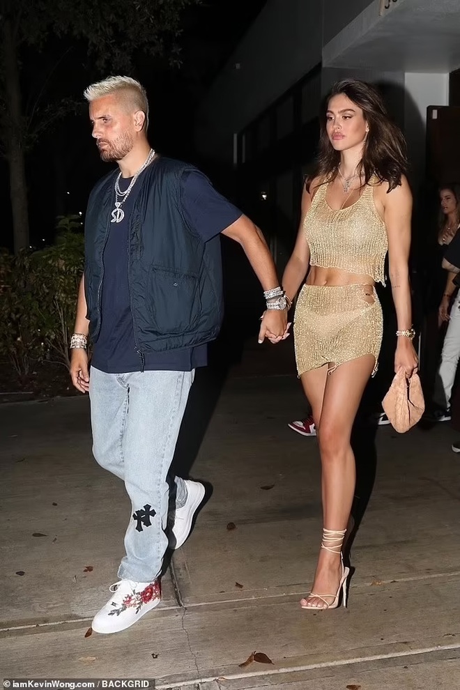 Bạn gái trẻ của tay chơi Scott Disick diện váy xuyên thấu đón tuổi 20 - 2 Bạn gái trẻ của tay chơi Scott Disick diện váy xuyên thấu đón tuổi 20 - 2