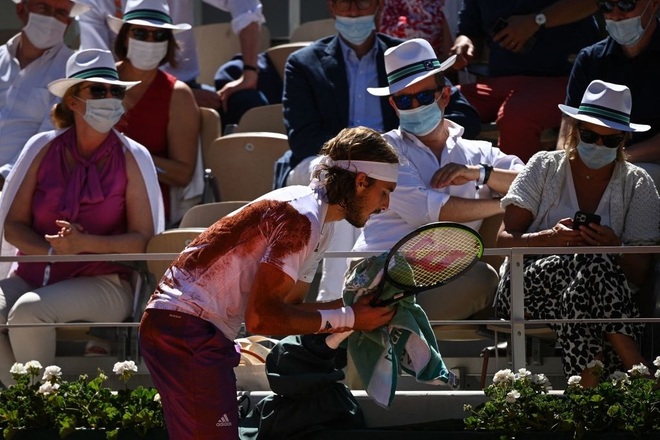 Những khoảnh khắc Djokovic vượt qua Tsitsipas để vô địch Roland Garros - 8 Những khoảnh khắc Djokovic vượt qua Tsitsipas để vô địch Roland Garros - 8