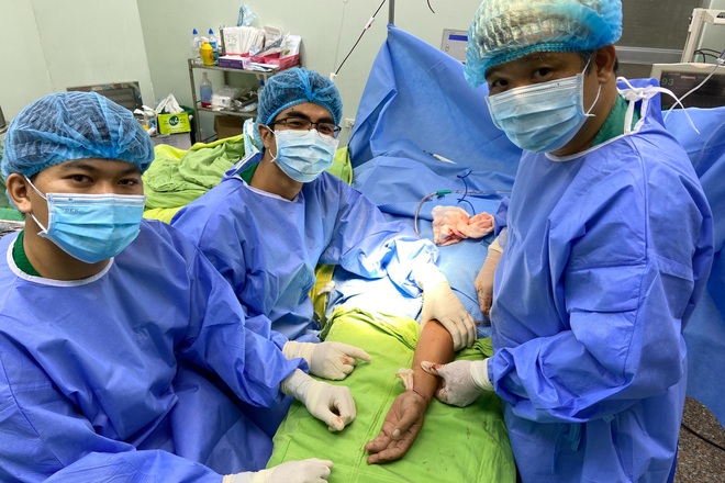 Nối thành công bàn tay bị đứt lìa cho nam thanh niên 32 tuổi - 1 Nối thành công bàn tay bị đứt lìa cho nam thanh niên 32 tuổi - 1