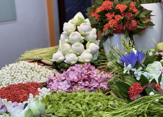 Dân Hà Nội hào phóng chi tiền triệu mua mẹt hoa cúng Tết Đoan Ngọ - 4