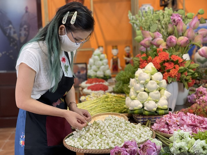 Dân Hà Nội hào phóng chi tiền triệu mua mẹt hoa cúng Tết Đoan Ngọ - 2
