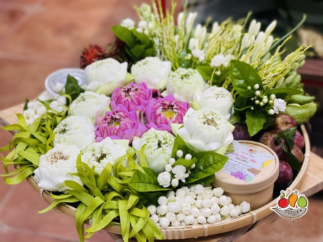 Dân Hà Nội hào phóng chi tiền triệu mua mẹt hoa cúng Tết Đoan Ngọ - 1