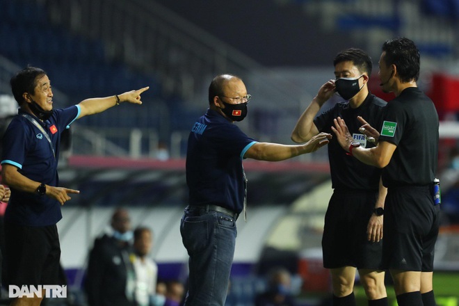 HLV Park Hang Seo bị cấm chỉ đạo, đội tuyển Việt Nam đấu UAE như thế nào? - 1
